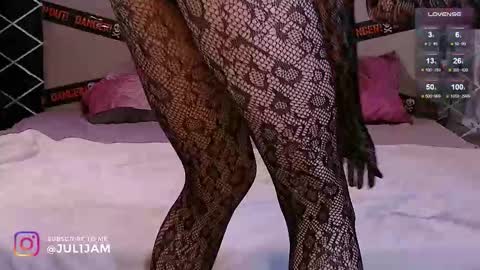 Snapshot of juli_jam chatting on October 30, 6:08 pm Hi call me July My fav speed 111222333666 PVT open online show from October 30, 6:08 pm