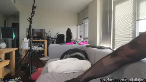 Julia Jane online show from April 10, 7:29 pm