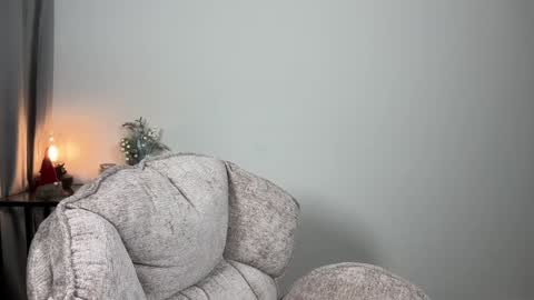 Julia R Le online show from December 23, 6:15 pm