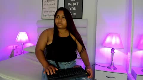 julia_sanchez online show from June 4, 8:04 pm