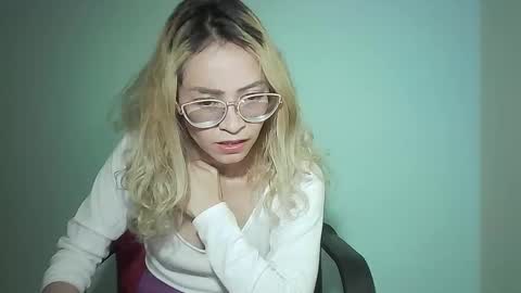 Snapshot of juliamack chatting on February 6, 12:22 am JuliaMack online show from February 6, 12:22 am