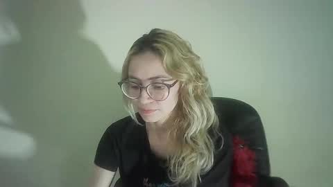 Snapshot of juliamack chatting on January 2, 8:35 pm JuliaMack online show from January 2, 8:35 pm