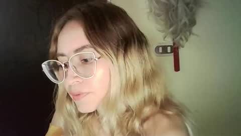 Snapshot of juliamack chatting on October 17, 7:29 pm JuliaMack online show from October 17, 7:29 pm