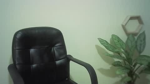 Snapshot of juliamack chatting on March 1, 12:28 am JuliaMack online show from March 1, 12:28 am