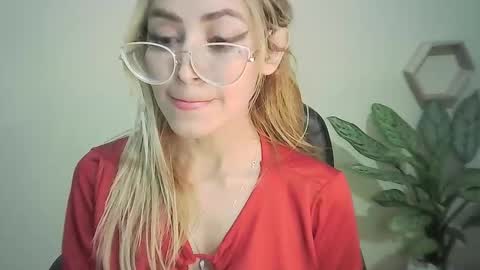 Snapshot of juliamack chatting on March 1, 3:32 am JuliaMack online show from March 1, 3:32 am