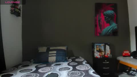 julian_wallace1 online show from June 5, 6:24 pm