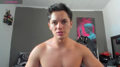 julian_wallace1 online show from June 10, 6:40 pm