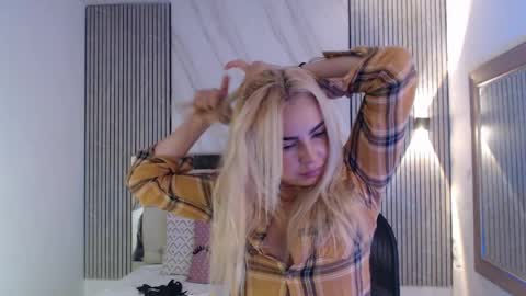 julieta__fox_ online show from June 8, 3:57 pm