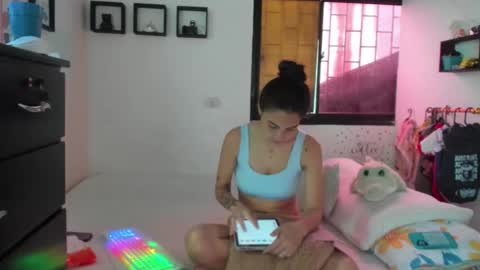 Snapshot of juliette_sweet05 chatting on October 8, 3:18 pm juliette online show from October 8, 3:18 pm