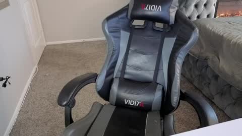 julyclb online show from April 9, 3:39 pm