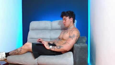 justinfuller_31 online show from December 23, 12:17 am