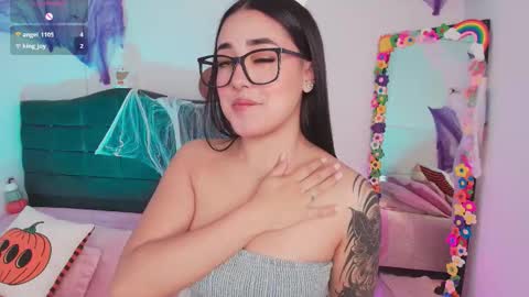 Snapshot of justonecute chatting on October 25, 3:07 am Emy online show from October 25, 3:07 am
