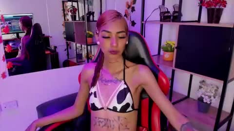 karlaslutskinny__ online show from December 19, 3:24 am
