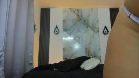 INDEPENDENT MODEL online show from March 13, 12:19 pm