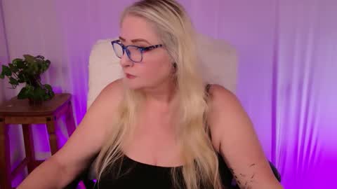 Kat D Sinclair online show from November 18, 5:49 pm