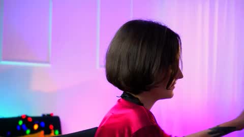 katewillows online show from February 7, 8:39 am