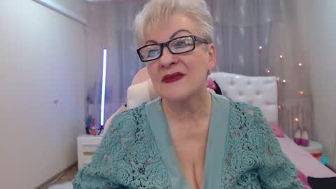 kaylesmoll online show from November 15, 7:59 pm