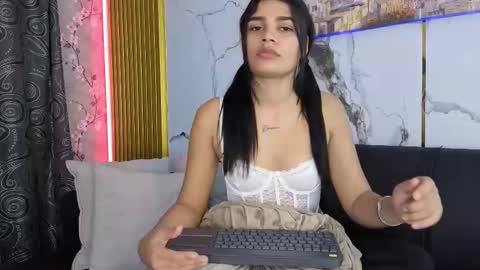 Kendalle online show from October 24, 6:30 pm