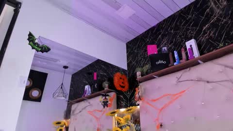 Kendall online show from October 29, 3:58 pm