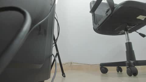 Snapshot of kimthompsonn chatting on December 18, 12:18 pm Kim Thompson online show from December 18, 12:18 pm