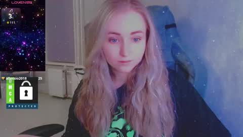 Snapshot of kira_love_sleep chatting on October 22, 4:30 pm you know thumb up me please its important online show from October 22, 4:30 pm