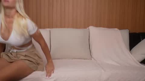 kira bloom online show from July 17, 6:15 am