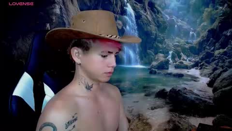 kiss_whitee online show from February 3, 6:22 am