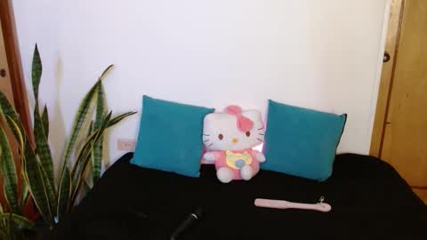 LAURA  help me reach 100likes online show from December 15, 8:05 pm