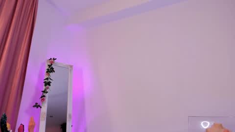 Snapshot of krissysins chatting on December 9, 9:17 am Christina online show from December 9, 9:17 am