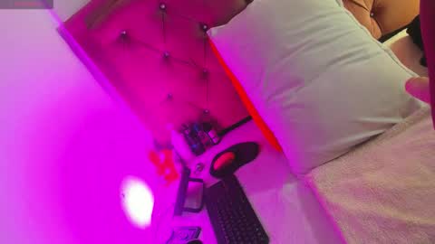 kylie Sttel online show from December 3, 8:04 am