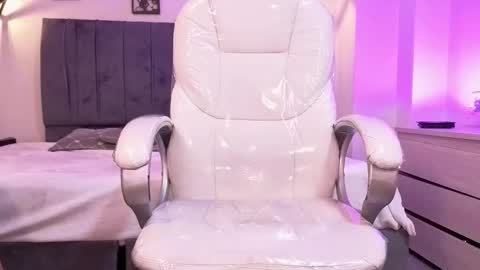  L A R A   online show from February 21, 9:07 pm