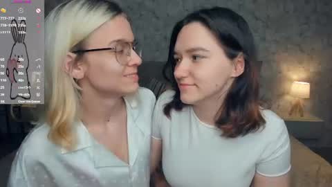 Violet and Isabel online show from July 25, 7:12 pm