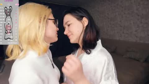 Violet and Isabel online show from May 18, 7:20 pm