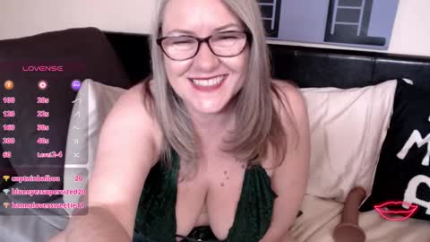 Snapshot of ladylanaxo chatting on September 25, 6:09 am Next Stream online show from September 25, 6:09 am
