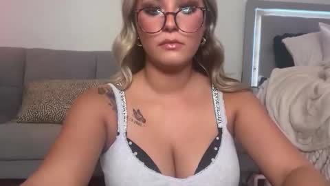 ladyybugloverr online show from February 27, 12:14 am