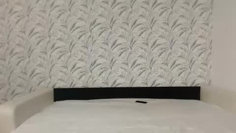 larataylorrr online show from December 18, 7:14 am