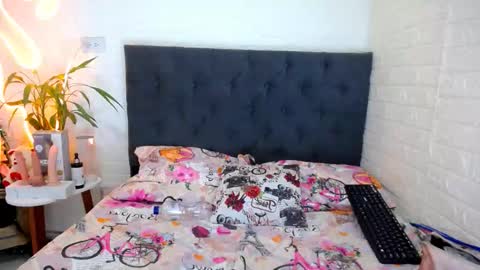 LAURA online show from March 24, 4:24 pm