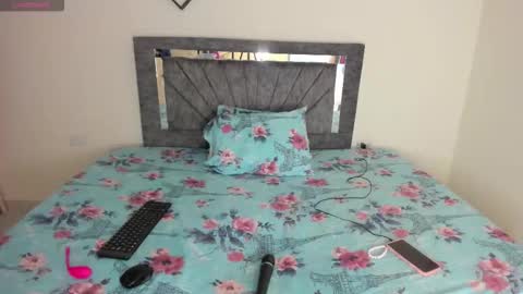 laurasofia01 online show from November 28, 4:20 am