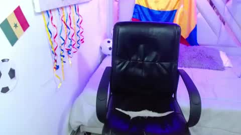 laura  online show from June 25, 7:52 pm