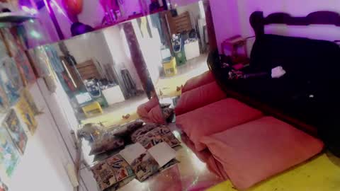 Laye19 online show from January 31, 7:08 pm