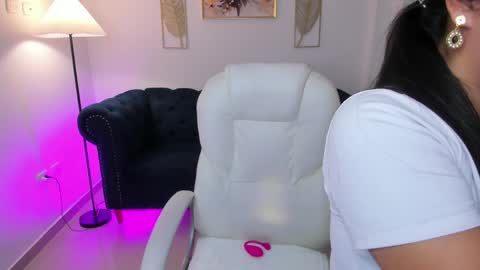 Layla Breezee online show from April 3, 8:32 am