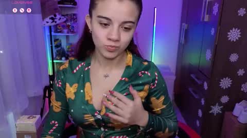 Layla online show from December 22, 3:30 pm