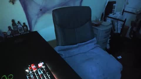 Snapshot of leafyyyyyy chatting on October 30, 3:18 am Leafy online show from October 30, 3:18 am