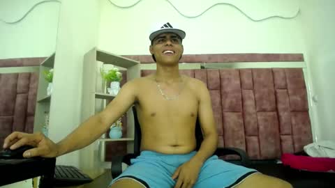 lelehott01 online show from July 11, 10:02 pm