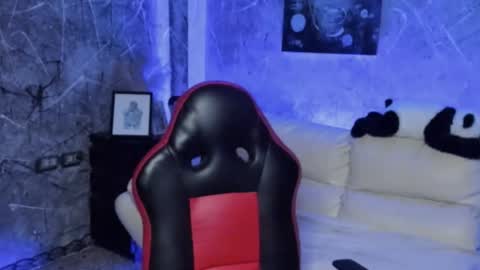 Leo independent model online show from March 1, 4:33 pm