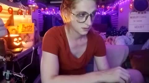 Snapshot of lesleygumgrass chatting on October 1, 12:43 am LesleyGumGrass- The Boring Trans girl online show from October 1, 12:43 am