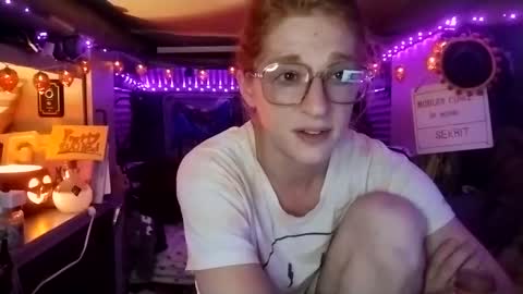 Snapshot of lesleygumgrass chatting on September 14, 2:58 am LesleyGumGrass- The Boring Trans girl online show from September 14, 2:58 am