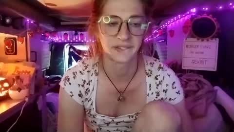 Snapshot of lesleygumgrass chatting on October 7, 5:42 pm LesleyGumGrass- The Boring Trans girl online show from October 7, 5:42 pm