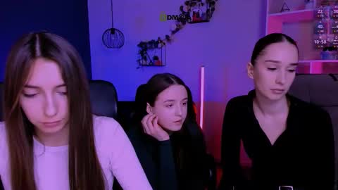 leslie_bird online show from March 12, 10:08 am