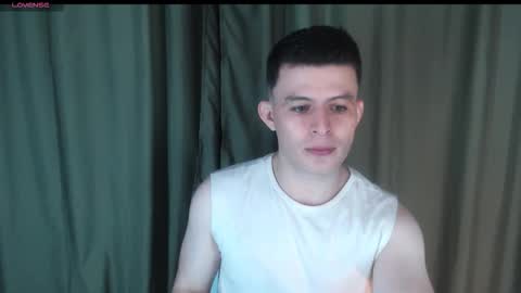 Snapshot of lian_eathan chatting on October 25, 6:46 am lian_eathan online show from October 25, 6:46 am
